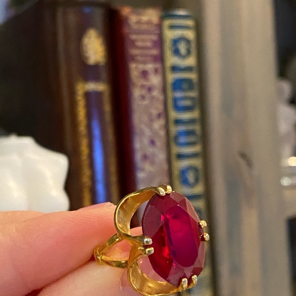 18K heavy electroplate yellow gold ring with ruby red color stone crystal - Picture 3 of 16